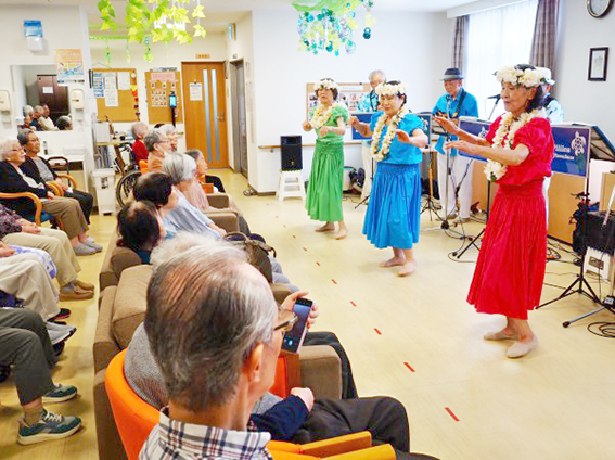 ボランティア様によるフラダンス鑑賞会