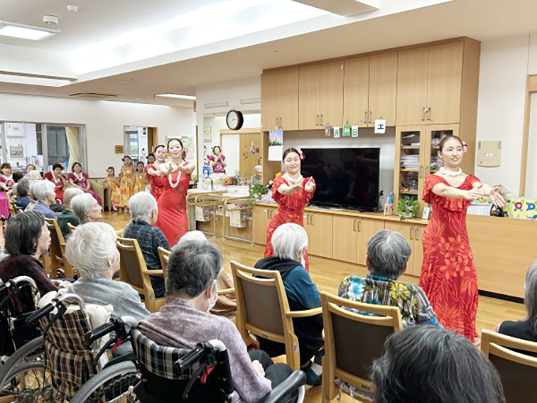 ボランティア様によるフラダンス披露
