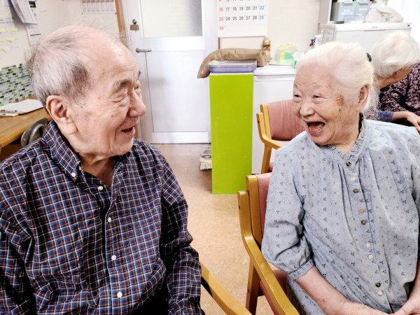 健康増進体操　ペアヨガ中の一コマ